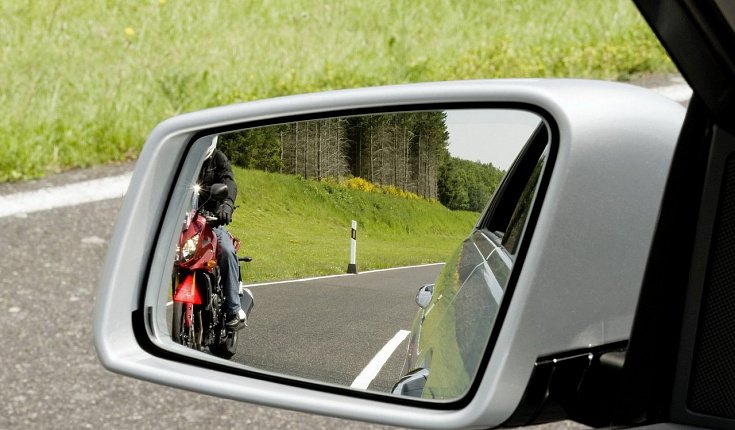 Почему объекты в боковом зеркале автомобиля выглядят ближе чем кажутся?