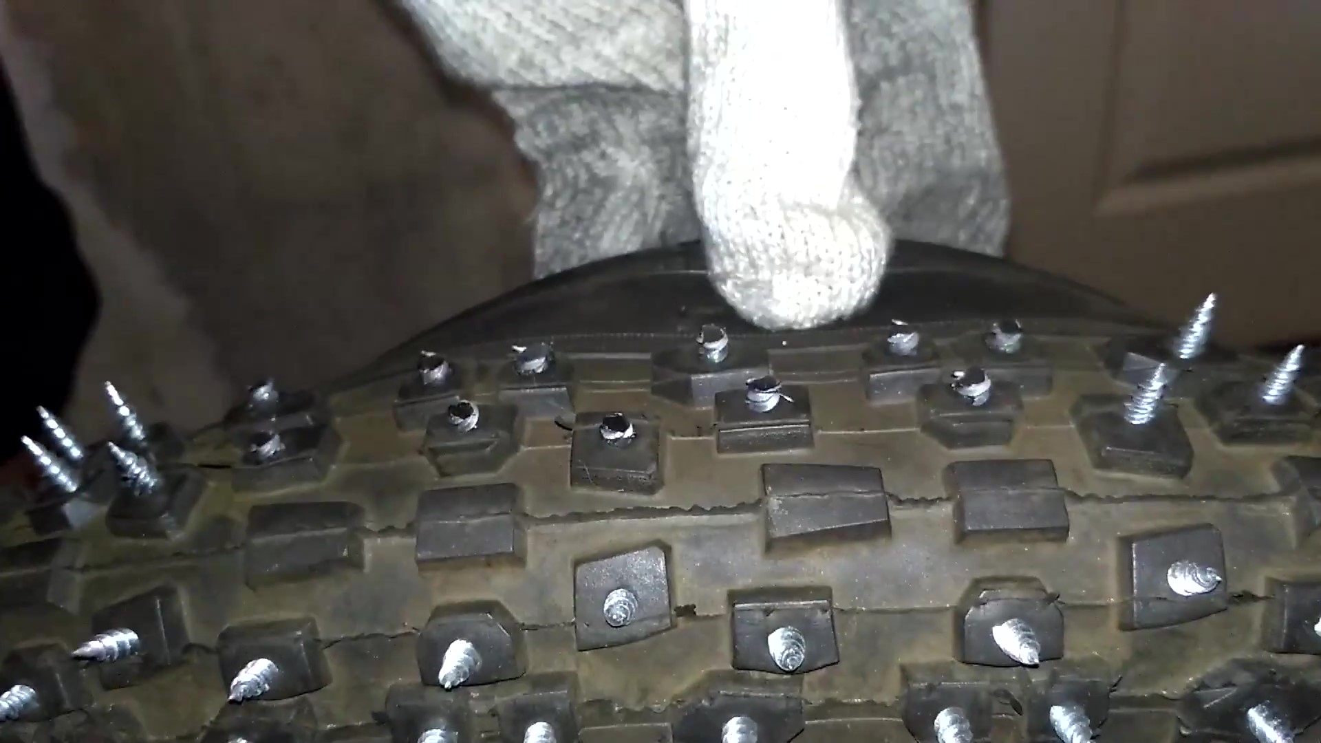 Удаление шипов с зимней резины. можно ли ездить на зимних шинах летом если убрать все шипы?