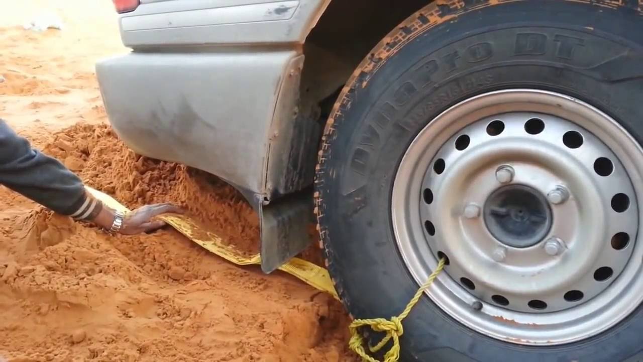 Как вытащить машину из грязи одному с помощью подручных средств