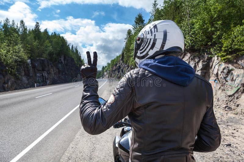 Такой сигнал рукой подаваемый мотоциклистом информирует вас
