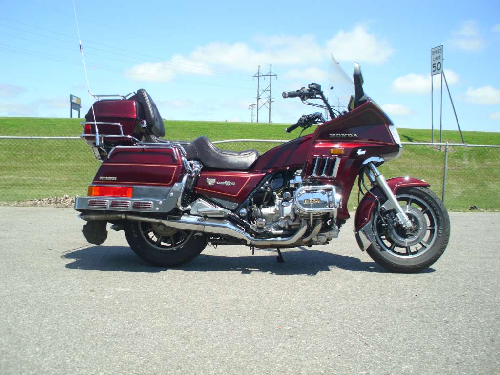 Honda gl1200 gold wing (interstate, deluxe, aspencade, limited edition): review, history, specs - bikeswiki.com, japanese motorcycle encyclopedia