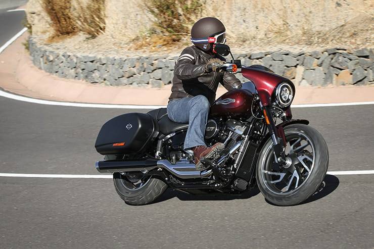 Тест-драйв мотоциклов - harley-davidson sport glide. легким движением руки
