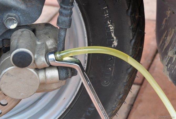 Прокачка тормозной системы и замена тормозной жидкости на мотоцикле