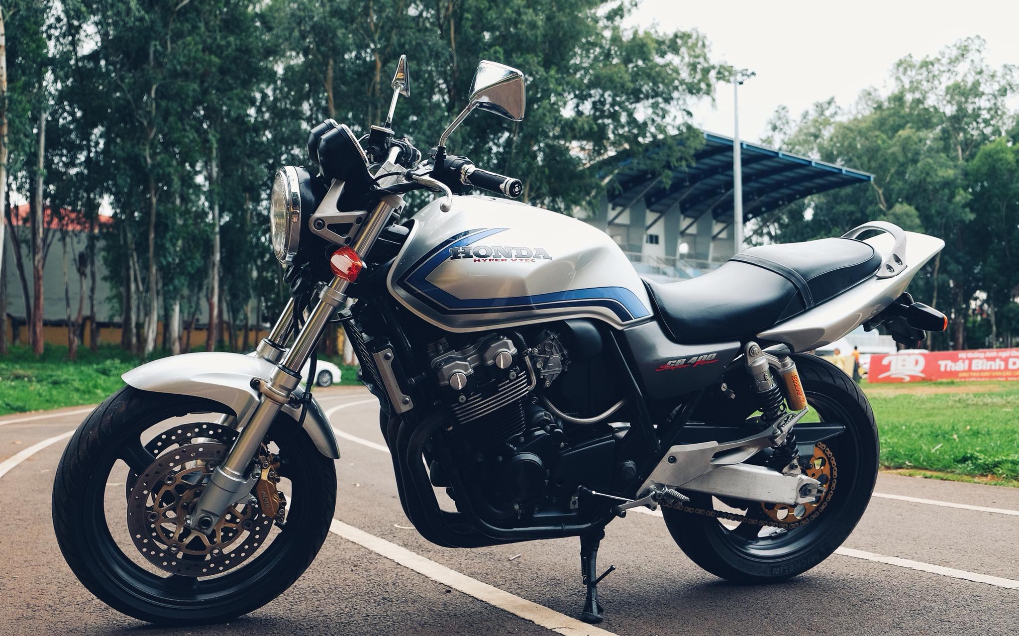 Быстрый и надежный мотоцикл honda cb 400