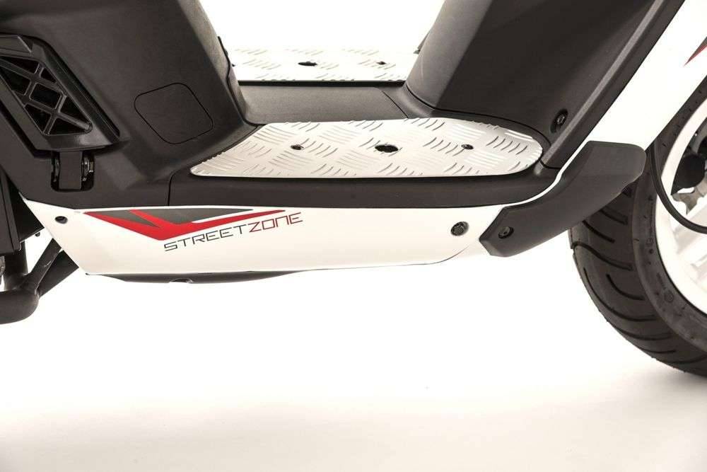 Молодежный скутер из Франции — Peugeot Streetzone 50 2T