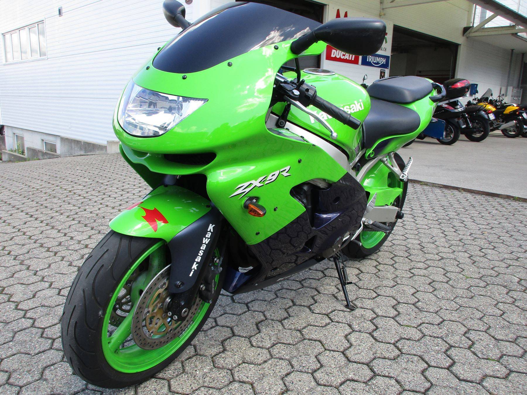Мотоцикл kawasaki zx-7r идеален на гоночном треке