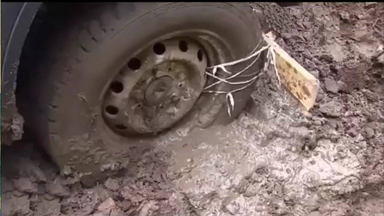 Рассказали, как вытащить автомобиль из грязи