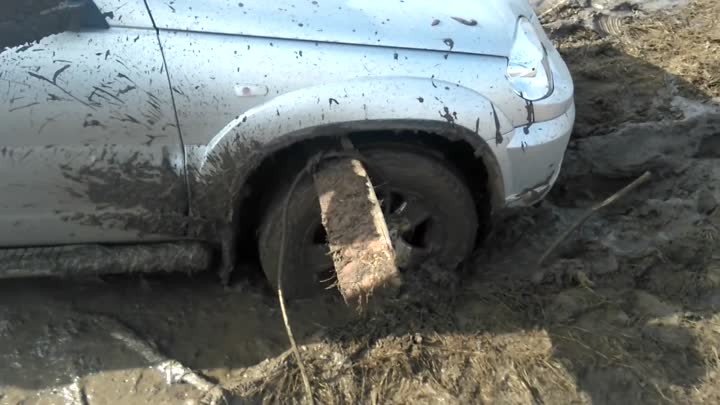 Семь способов вытащить машину из грязи: российская газета