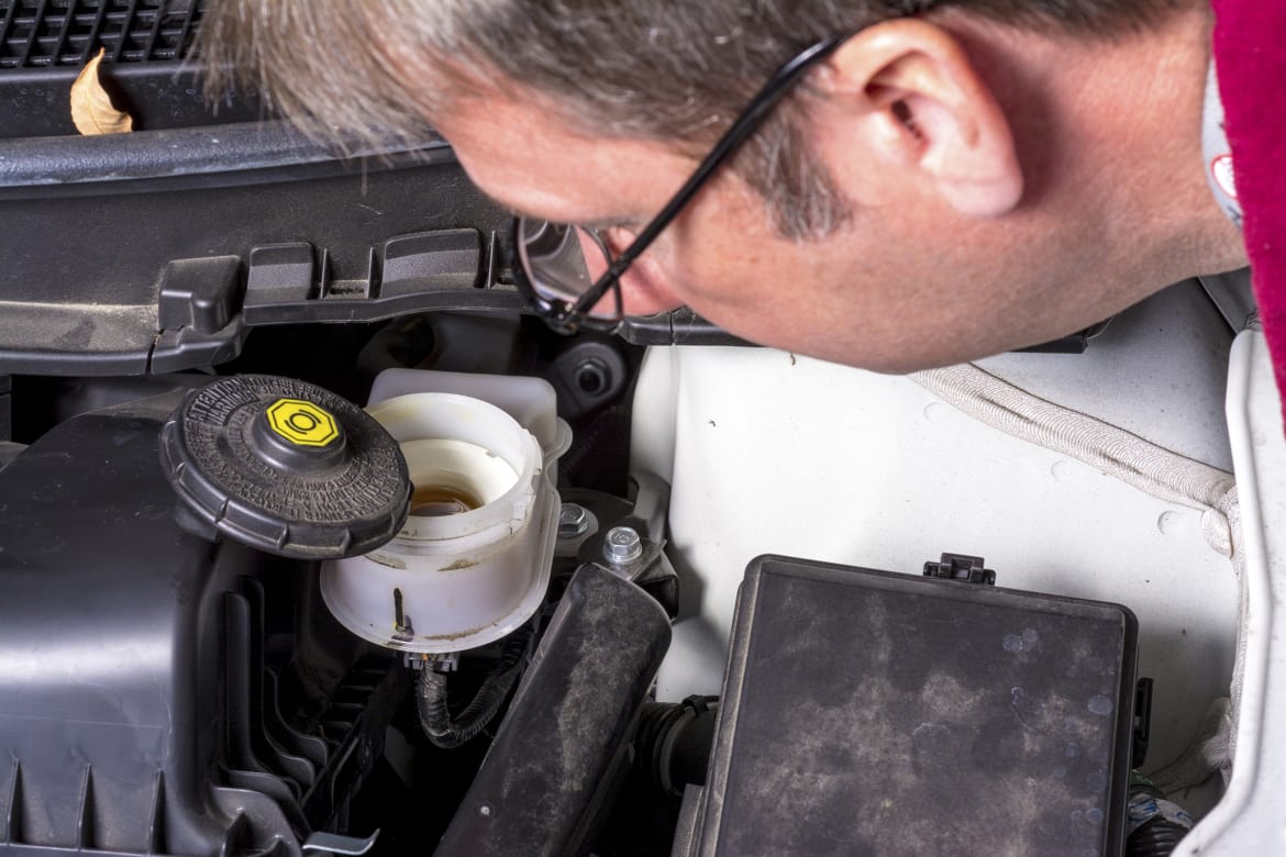 Когда и как часто нужно менять тормозную жидкость в автомобиле?