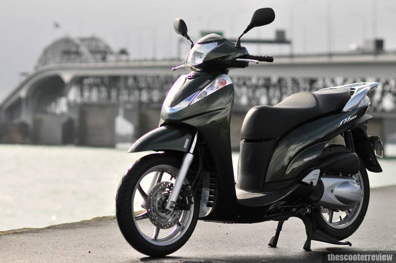 Honda SH 300i — обзор и характеристики скутера Хонда СШ 300