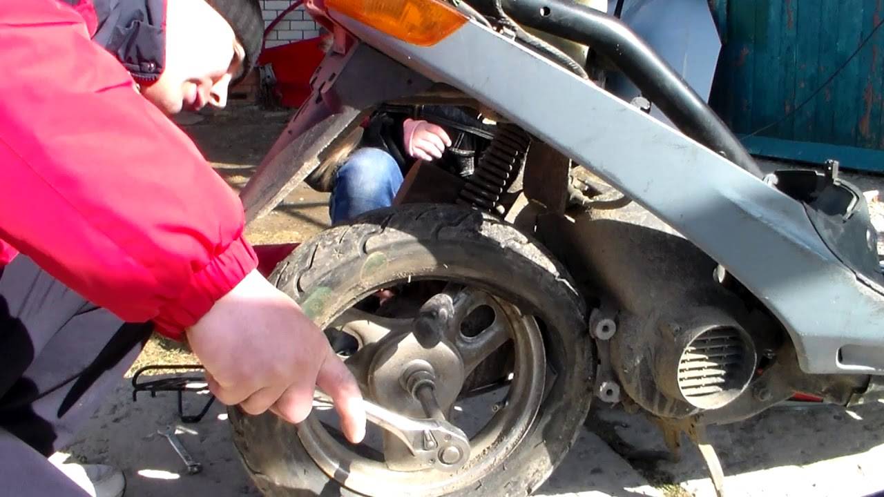 ✅ фотоотчет: как снять колесо на скутере - скутеры и мотоциклы - craitbikes.ru