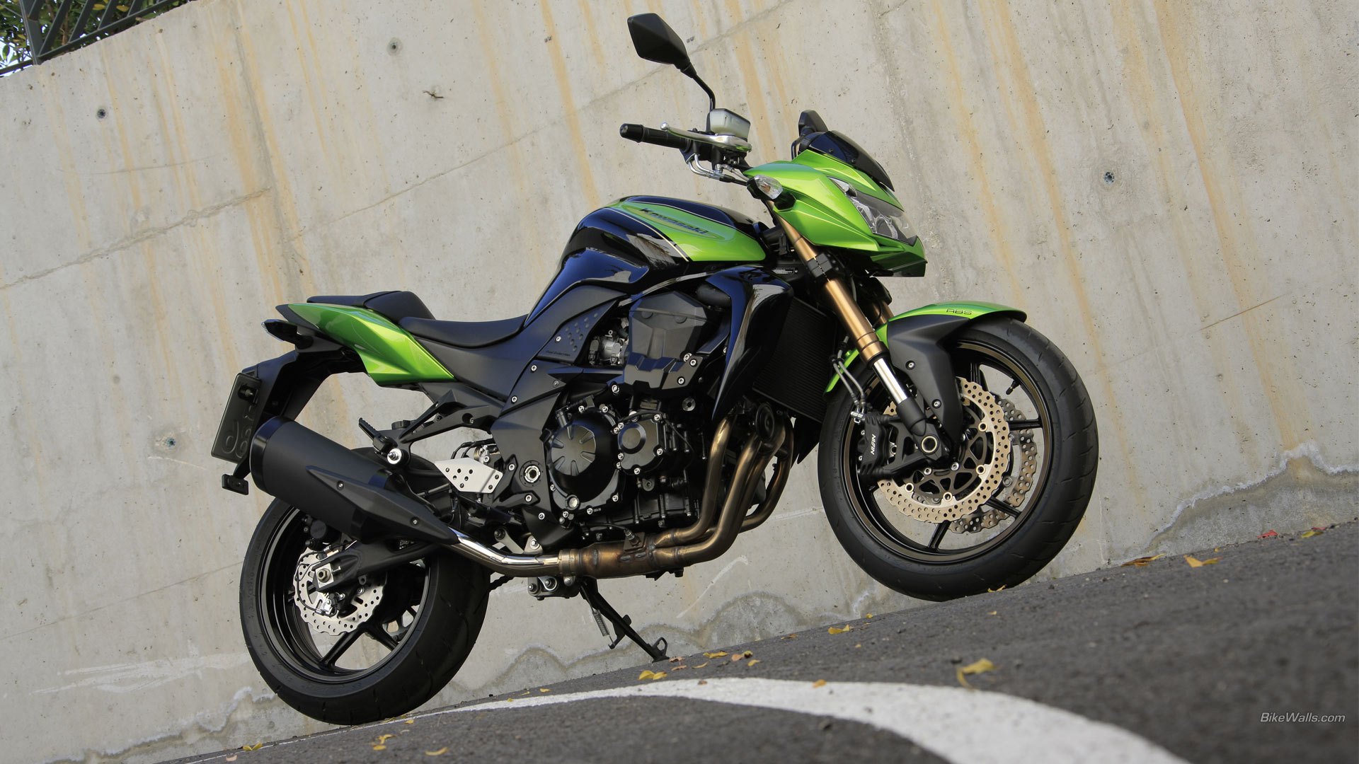 Мотоцикл kawasaki z750 - одним из самых мощных в классе нейкедов