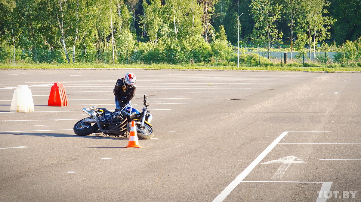 Учимся ездить на мотоцикле: от получения прав до трюков на байке