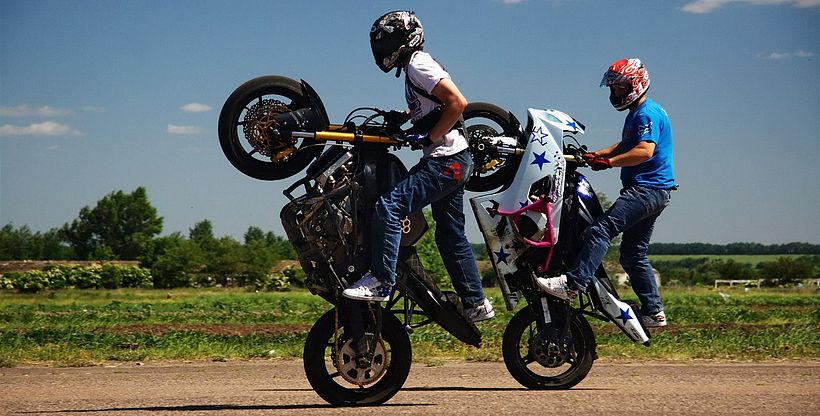 Трюковая езда на мотоцикле – получить навык владения трюками