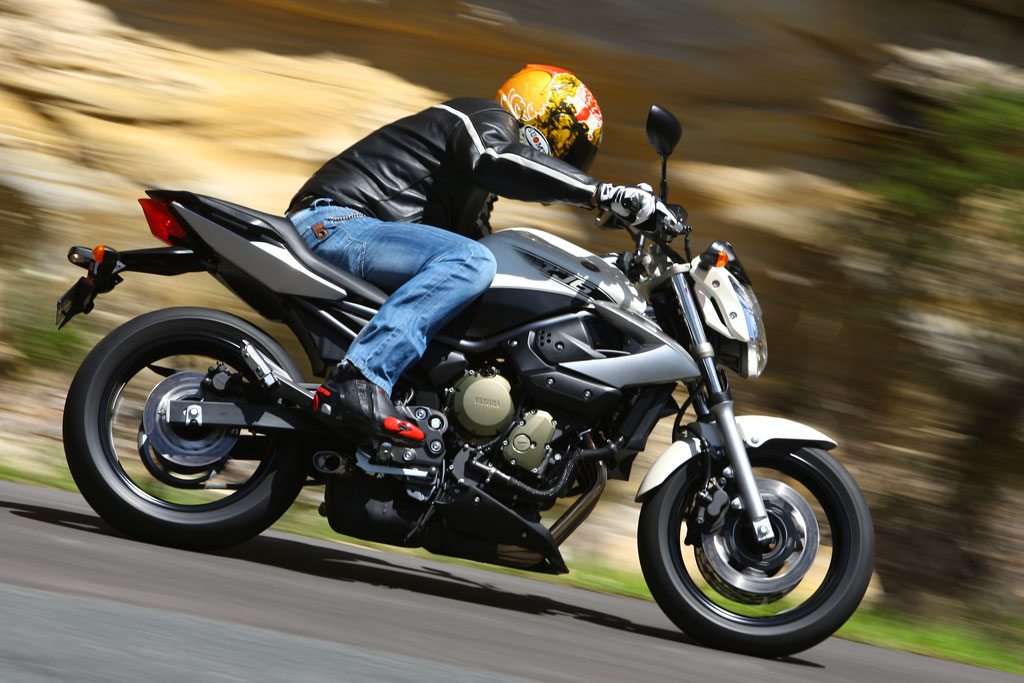 Тест-драйв мотоцикла yamaha xj6 diversion от байкадемия, за рулем, мотогонки.