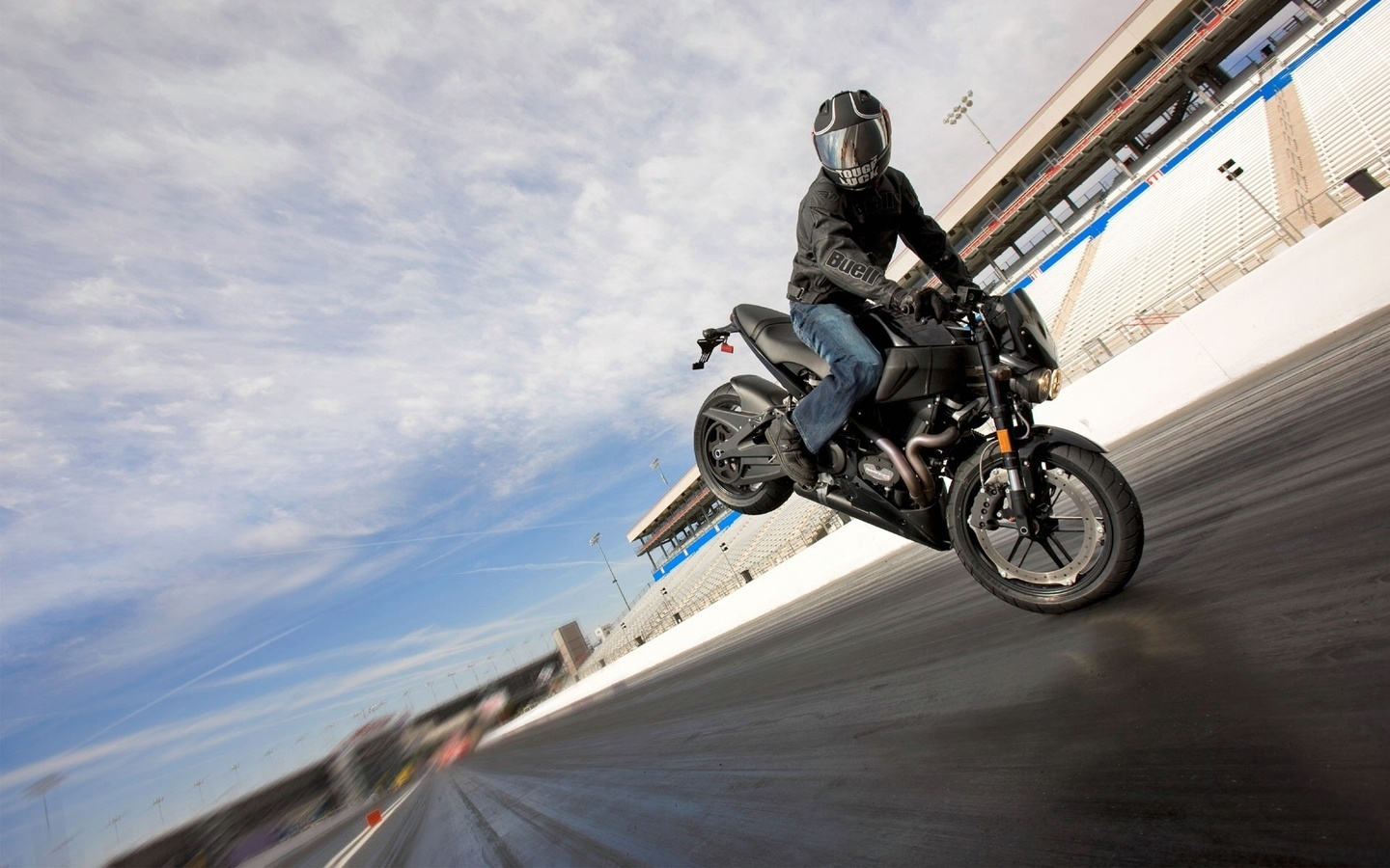 Семь самых сумасшедших трюков на мотоциклах