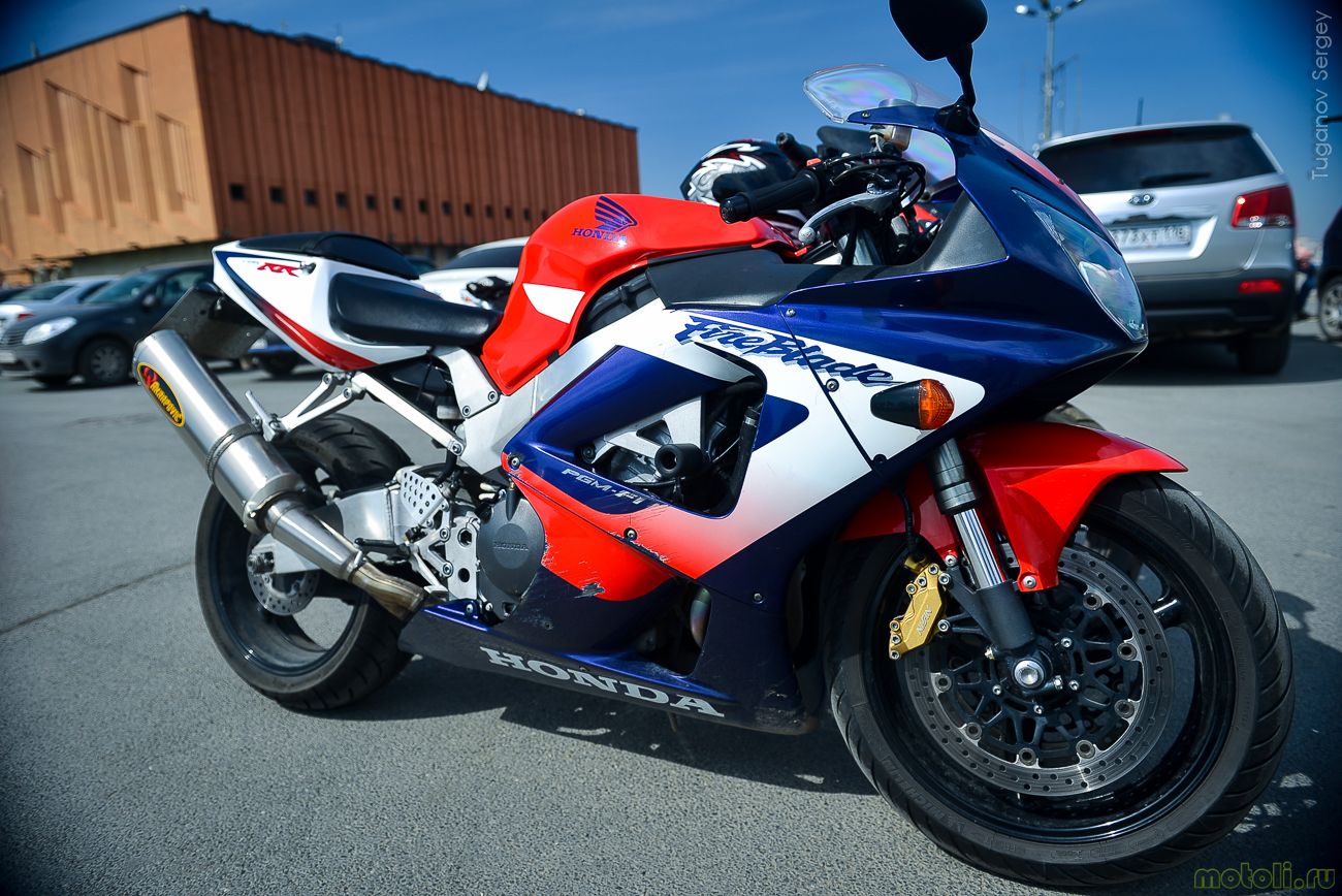 Honda cbr1100xx – быстрый мотоцикл для смелых людей