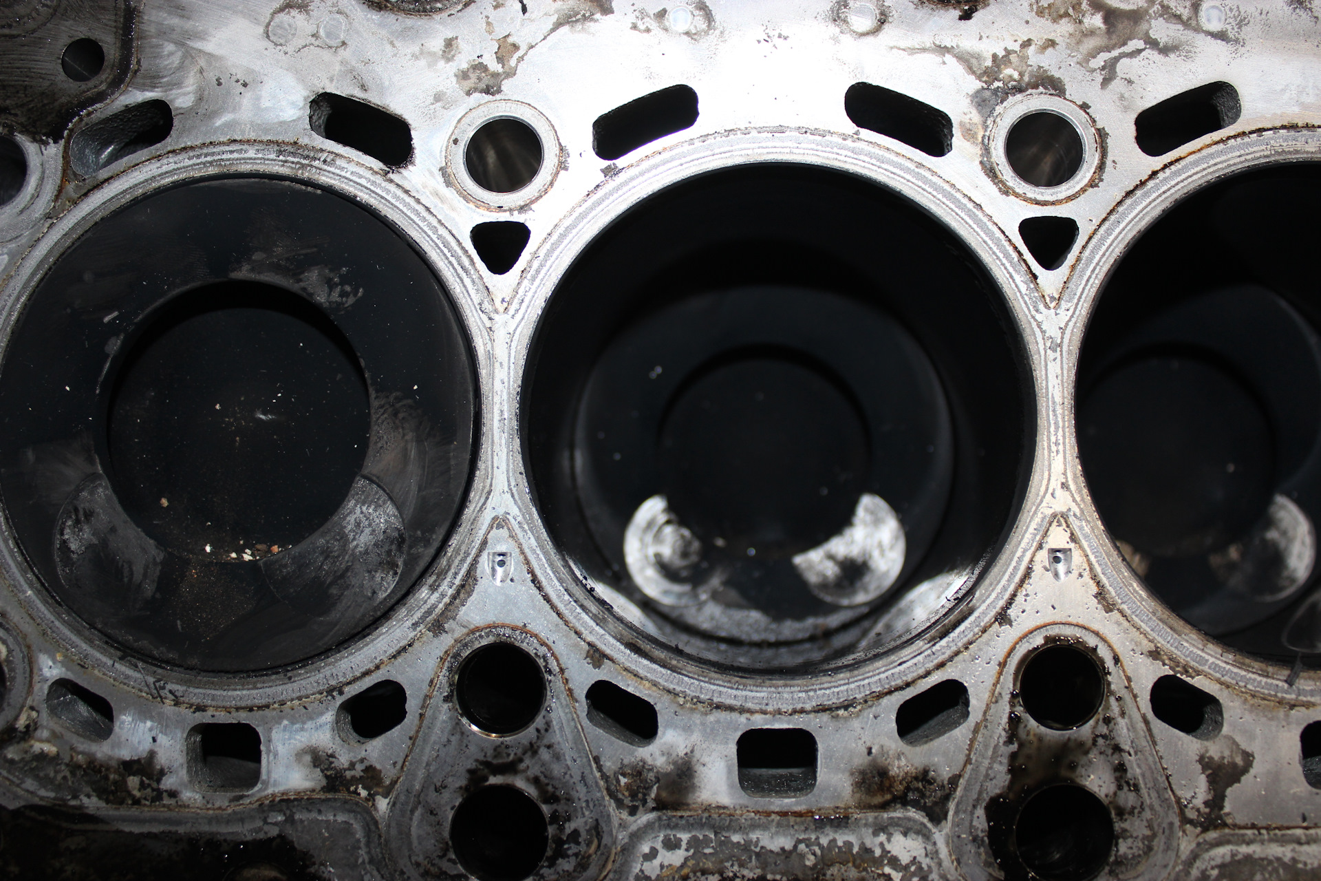 Стук в двигателе — все причины появления странных звуков при работе мотора