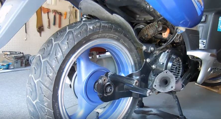 Как разбортировать колесо на скутере (фото и видео)