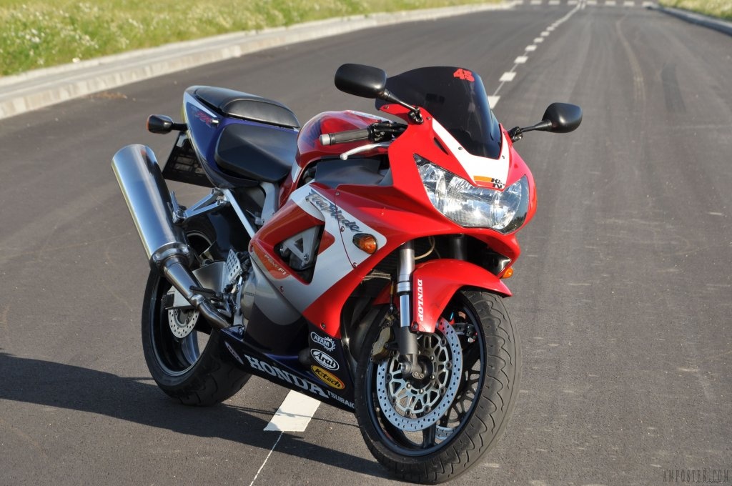 Honda cbr 929 rr fireblade.