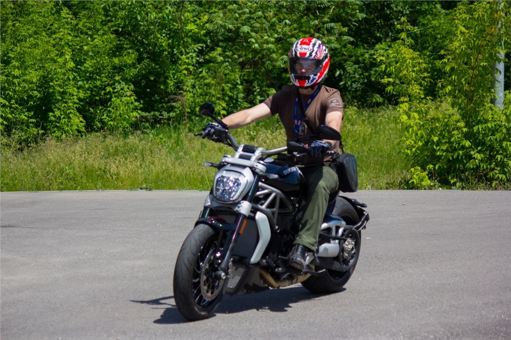 Тест-драйв мотоцикла honda vf750 magna от алексея карклинского, владимира здорова, дениса панферова, михаила лапшина. моторевю. за рулем.