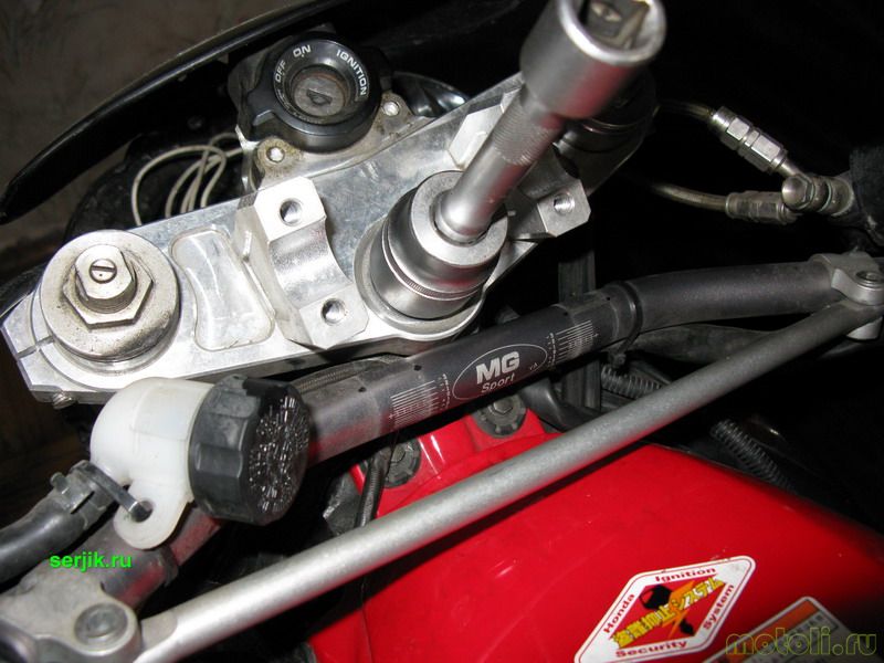 Как заменить подшипники в рулевой колонке Honda CBR 600 F4i