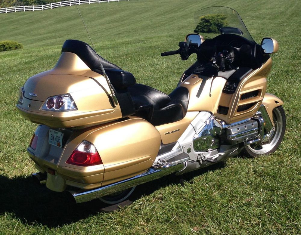 Туристический мотоцикл honda gold wing серьезно обновлен