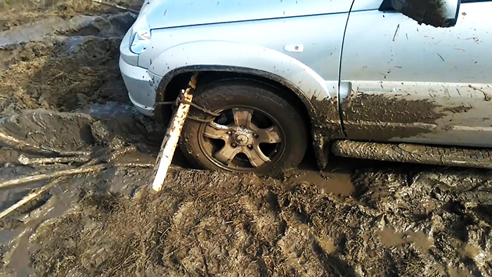 Как вытащить машину из грязи одному. avtouniversal-drive.ru