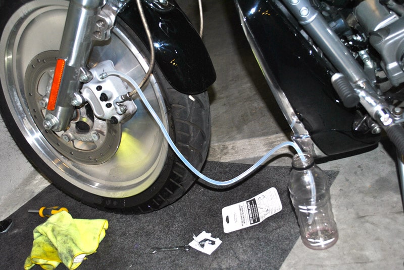 Замена тормозной жидкости и прокачка тормозной системы на мотоцикле
