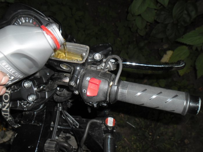 Как заменить тормозную жидкость на скутере — скутер-эксперт