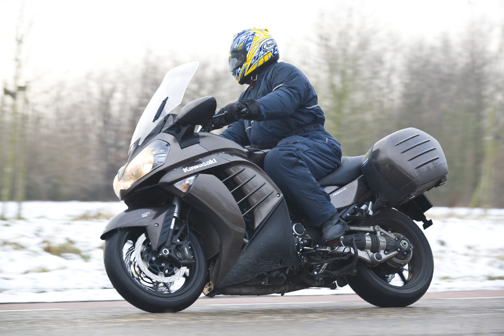 Мотоцикл kawasaki gtr1400 2021 года испытания на реайльной дороге